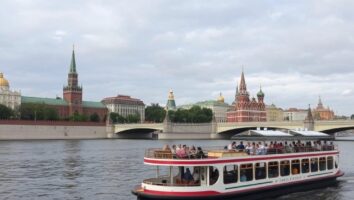 Гул мотора и вид на Кремль: прогулка на речном трамвайчике по Москве-реке