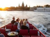 Невские прогулки: почему поездка по реке превращается в маленькое городское чудо